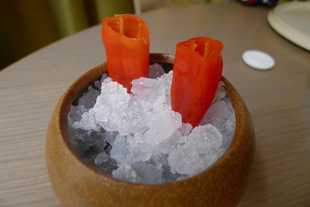 Еда началась с сильного духа, чтобы очистить вкус -   cachaça   подается в небольшом красном перце в окружении колотого льда